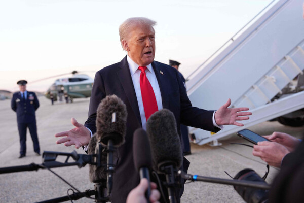 7일(현지시간) 미국 도널드 트럼프 대통령이 앤드루스 합동기지에서 기자들의 질문에 답하고 있다. 연합뉴스