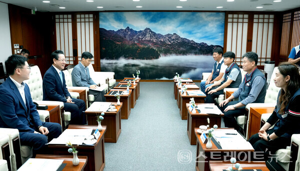 김영록 지사가 8일 도청 접견실에서 이병용 민주노총 전남지역본부장 등 간부진과 만나 전남 노동정책 현안을 논의하고 있다. 전남도