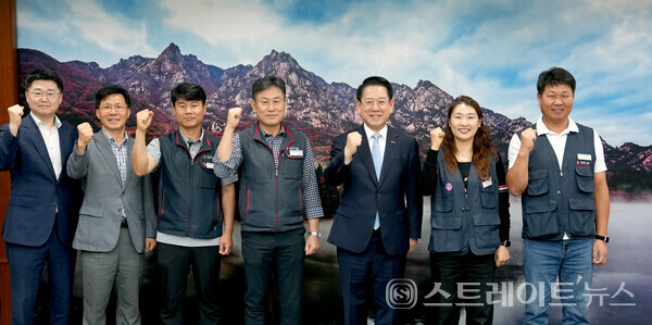 김영록 지사(왼쪽 세 번째)가 8일 도청 접견실에서 이병용 민주노총 전남지역본부장을 면담하고 기념촬영을 하고 있다. 전남도