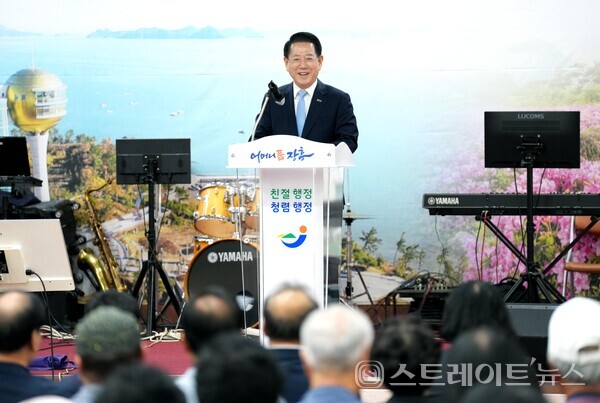 김영록 지사가 8일 장흥군민회관에서 열린 ‘장흥 문화인 한마음 어울마당’에 참석해 축사를 하고 있다. 전남도