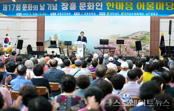 김영록 지사가 8일 장흥군민회관에서 열린 ‘장흥 문화인 한마음 어울마당’에 참석해 김성 장흥군수 등 관계자들과 함께 박수를 치고 있다. 전남도