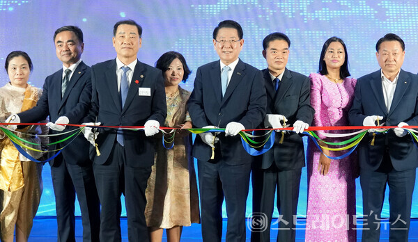 김영록 지사(오른쪽 네 번째)와 관계자들이 8일 여수 상공회의소에서 열린 '전남 동부 이민외국인 종합지원센터' 개소식에서 테이프 커팅을 하고 있다. 전남도