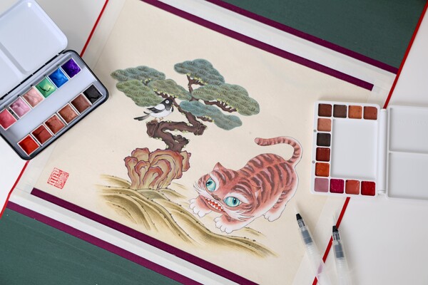 사진은 아모레퍼시픽재단 다시 그린 아름다움 프로젝트 호작도 연출컷. 아모레퍼시픽재단 제공