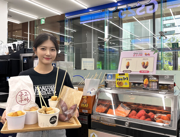 GS25에서 고객이 동절기 간식을 들고 포즈를 취하고 있다. GS25 제공