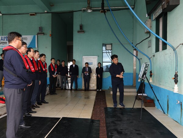 하동군 양식장을 방문해 적조 피해 상황을 파악 중인 노동진 회장(왼쪽 세번째)와 임직원들. 수협중앙회 제공.