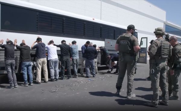 미국 이민 단속 당국이 지난 4일(현지시간) 조지아주 현대차그룹-LG에너지솔루션의 합작 배터리 공장 건설현장에서 벌인 불법체류·고용 단속 현장 영상을 홈페이지를 통해 공개했다. ICE 홈페이지 영상 캡쳐