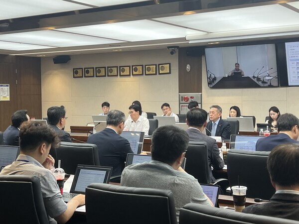 남부발전 김준동 사장이 9일 ‘하동화력 슬기로운 전환 위한 전사 TF 3차 회의’를 개최하고, 임직원들과 논의하고 있다.[사진=한국남부발전]