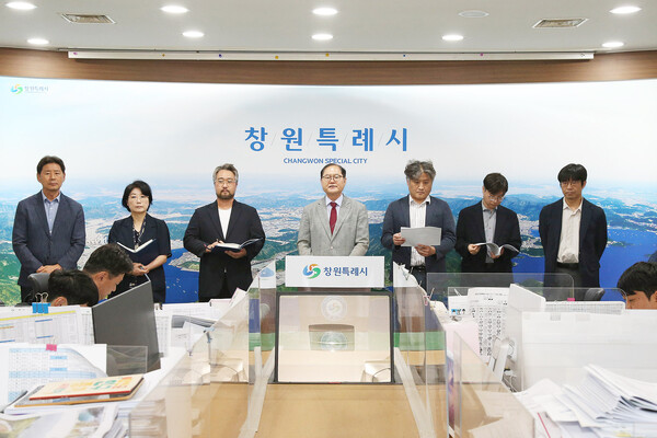 황인식 창원시정연구원장이 9일 시청 프레스센터에서  올해 3분기 창원시정연구원 정례브리핑을 하고 있다. 