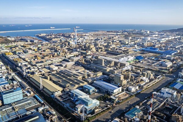 고려아연이 국내 화학 제조사와 전략적 파트너십을 체결하고 내달 안티모니 50톤을 미국에 수출한다. 고려아연 온산제련소 전경. 고려아연 제공