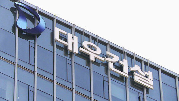 경찰과 소방당국에 따르면 9일 오후 3시 34분께 경기 시흥시 정왕동 거북섬 ‘푸르지오 디오션’ 아파트 공사장에서 하청업체 소속 50대 근로자가 숨지는 사고가 발생했다. 대우건설