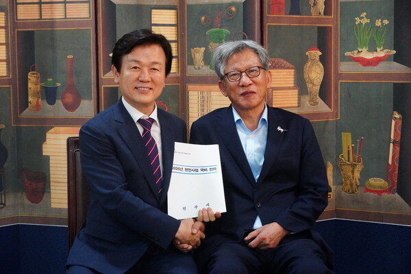 조규일 시장이 지난 5일 유홍준 국립중앙발물관장을 만나 국립현대미술관 진주관 건립을 위한 협조를 요청하고 현안사업을 논의했다. 진주시 제공