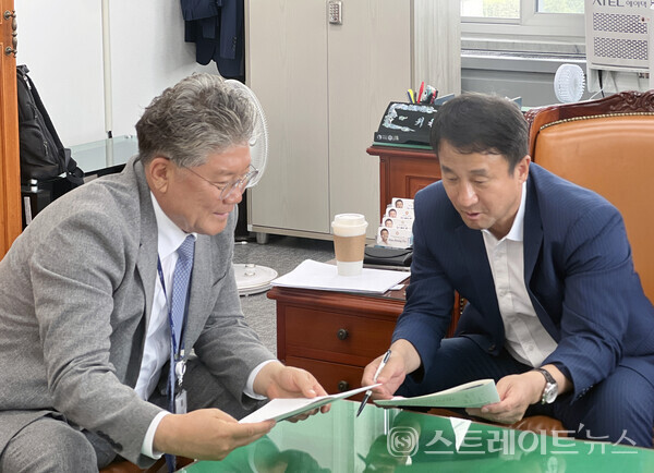 장세일 영광군수(왼쪽)가 지난 8일 한병도 국회 예결위원장을 만나 지역 핵심 현안사업 지원을 건의하고 있다. 영광군
