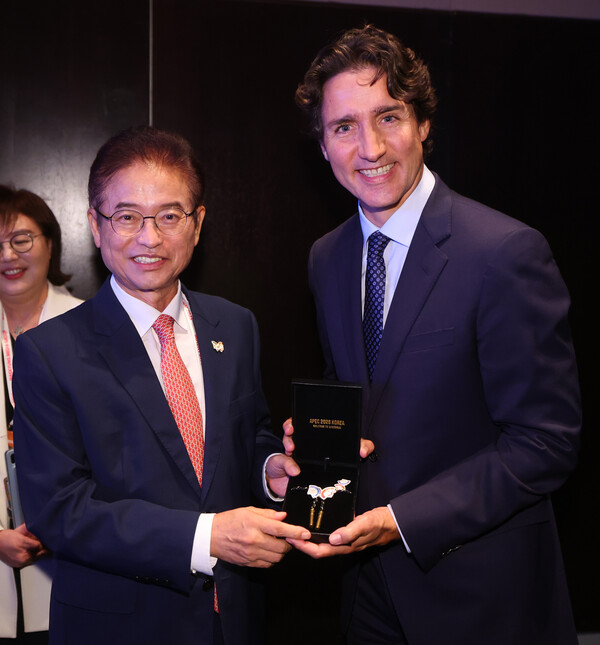 이철우 도지사는 9일 저녁, 서울 신라호텔서 제러드 다이아몬드 등 글로벌 석학과 국내외 경제인들이 참석한 가운데 세계지식포럼의 메인 만찬인 ‘APEC나이트 VIP디너’를 진행했다.(사진=경북도)