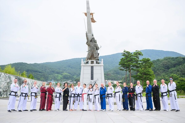국제태권도연맹 영국팀이 남해 충무 유적지를 방문해 기념촬영을 하고 있다. 남해군 제공