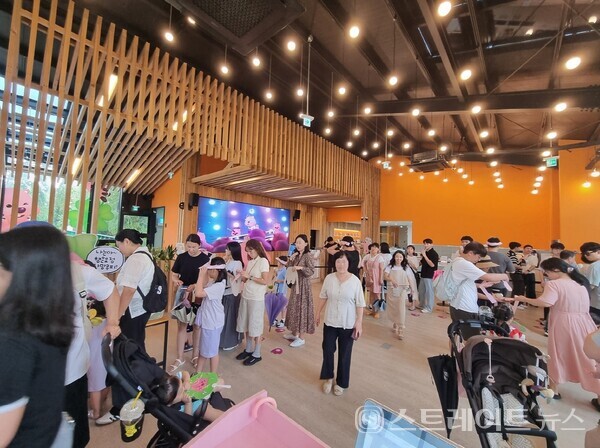 순천만국가정원을 찾은 관람객들이 지난 6일 정원워케이션 잔망루피 팝업스토어에서 열린 뽑기 이벤트에 참여하며 즐거워하고 있다. 순천시