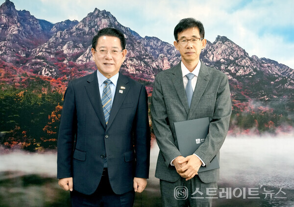 김영록 지사(왼쪽)가 10일 도청 접견실에서 박중환 남도의병역사박물관 개관준비단장에게 임용장을 수여하고 기념촬영을 하고 있다. 전남도