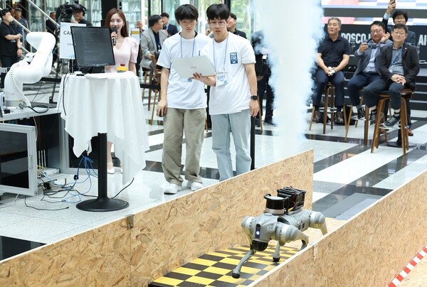 '산업용 AI-로봇 경진대회'  참가자들이 4족 로봇 보행 챌린지를 수행하고 있다. 포스코홀딩스 제공