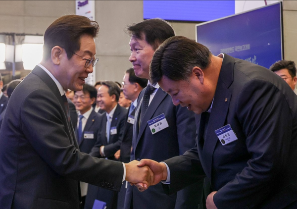 10일 서울 마포구 프론트원에서 열린 국민성장펀드  보고대회에서 셀트리온 서정진 회장과 악수하는 이재명 대통령. 뒤로 SK 최태원 회장, 신한금융 진옥동 회장 등이 보인다. 연합뉴스 제공.