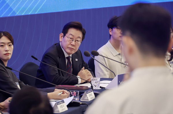 10일 국민성장펀드 보고대회에서 참석자 의견을 경청하는 이재명 대통령. 연합뉴스 제공.