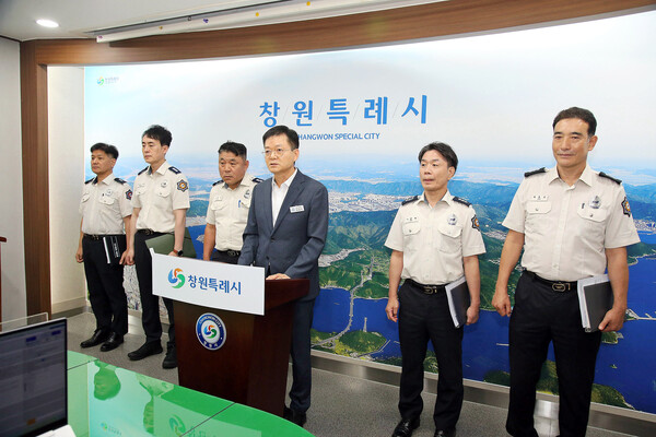 이상기 창원소방본부장이 9일 시청 프레스센터에서 올해 3분기 정례브리핑을 하고 있다. 