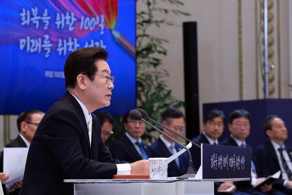 이재명 대통령이 11일 청와대 영빈관에서 '회복을 위한 100일, 미래를 위한 성장'을 주제로 취임 100일 기자회견을 하고 있다. 연합뉴스. 