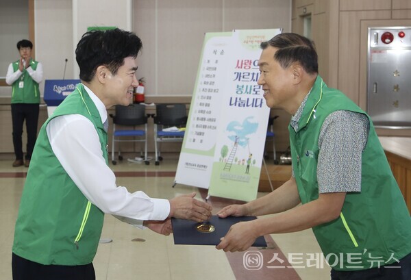 전남교육 꿈실현재단 김대중 이사장(왼쪽)이 9일 전남교육청에서 열린 '전남선배교직원 교육지원 자원봉사자 나눔의 장'에서 선배교직원 자원봉사자에게 위촉장을 수여하고 있다. 전남교육청