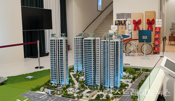 중흥토건이 경기도 양주시 남방동 양주역세권지구 공동2블록에 공급 중인 '양주역 중흥S-클래스 공공지원 민간임대'의 견본주택 내 단지모형. ⓒ스트레이트뉴스