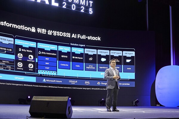 이준희 삼성SDS 대표이사가 '리얼 서밋 2025' 기조연설에서 삼성SDS의 'AI 풀스택' 서비스에 대해 설명하고 있다. 삼성SDS 제공