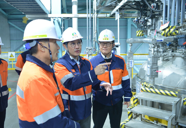 고려아연은 소모적 소송과 왜곡 주장이 반복되고 있다면서도 국가기간산업의 책임 있는 기업으로서 흔들림 없이 본연의 역할에 충실하겠다는 의지를 밝혔다. 사진은 최윤범 고려아연 회장이 온산제련소와 계열사 공장을 시찰하고 있는 모습. 고려아연 제공