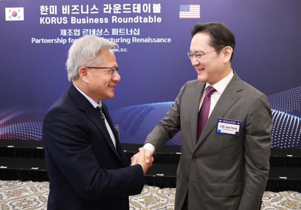 9월 11일 기준 이재용 회장의 주식재산이 18조1086억원으로 집계됐다. 사진은 지난 달 이재용 삼성전자 회장이 미국 워싱턴DC 윌라드 호텔에서 열린 한미 비즈니스 라운드 테이블 리셉션에 참석해 젠슨 황 엔비디아 최고경영자(CEO)와 인사하고 있는 모습. 연합뉴스