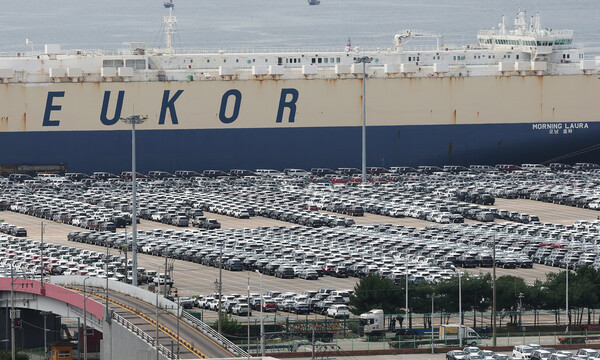 미국과 관세 협상 서명이 지연되고 있다. 사진은 수출선적항에 들어선 자동차. 연합뉴스