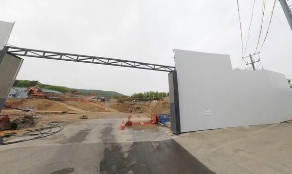 ㈜도시의꿈이 위탁하고, 은성산업·은성건설이 시공해 경상북도 고령군 다산면 좌학리 139-1번지 일원에 공급하는 ‘다산 월드메르디앙 센텀하이’의 건설현장. 본격적인 건축 이전 정지작업이 한창인 주출입구(GATE 1) 모습. 카카오맵/국토지리연구원/김태현 기자