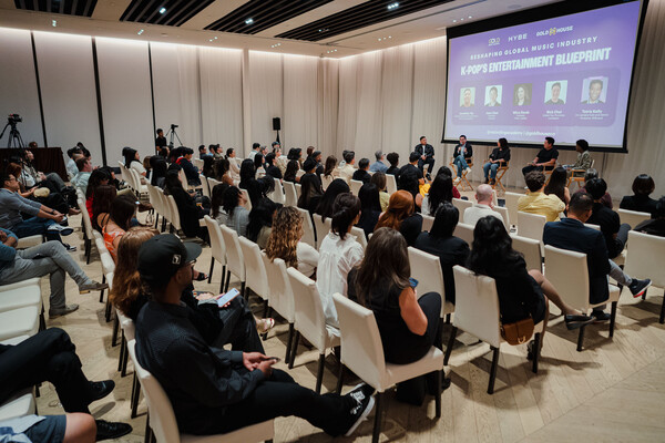 지난 9일(현지시간) 미국 로스앤젤레스(LA) 더 웨스트 할리우드 에디션에서  ‘글로벌 음악 산업의 재편 K-팝의 엔터테인먼트 청사진’을 주제로 특별 대담 및 네트워킹 이벤트가 진행됐다. 하이브 제공