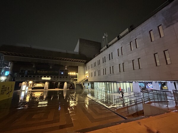 비오는 세종문화회관. 사진 장석진 기자.