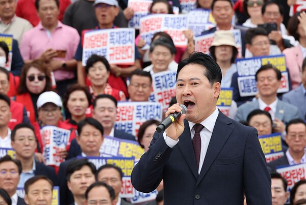국민의힘 장동혁 대표가 12일 서울 여의도 국회 본청 앞 계단에서 열린 '야당 탄압 독재정치 규탄 대회'에서 발언하고 있다. 연합뉴스. 
