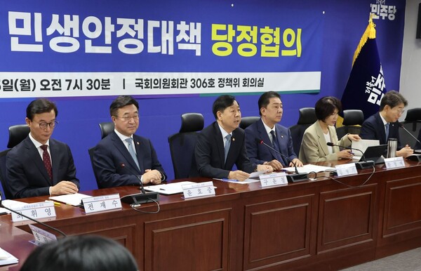 구윤철 부총리 겸 기획재정부 장관이 15일 서울 여의도 국회에서 열린 '추석 민생안정대책 당정협의'에서 주식양도세 부과 대상 대주주 기준 등 대책을 밝히고 있다. 연합뉴스. 