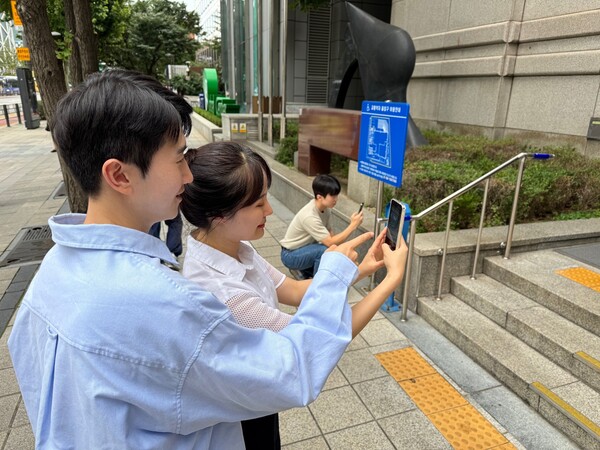 14일 SK이노베이션 계열 구성원들이 로드메이커 활동에 참여해 사진을 촬영하고 있다. SK이노베이션 제공