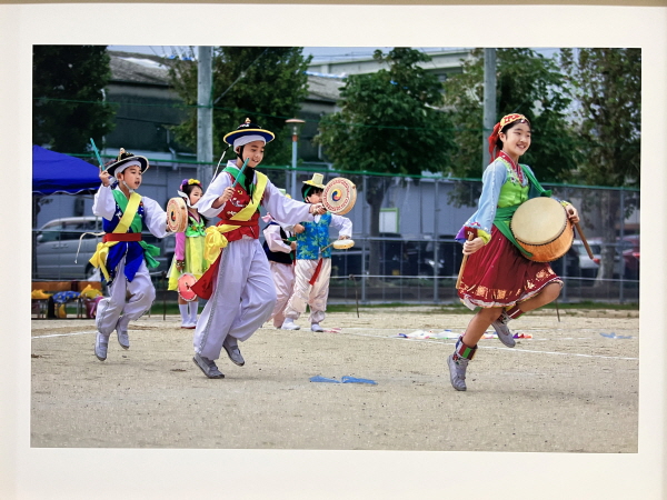 재일 조선학교 학생들이 농악놀이를 하고 있는 사진. /전재운 