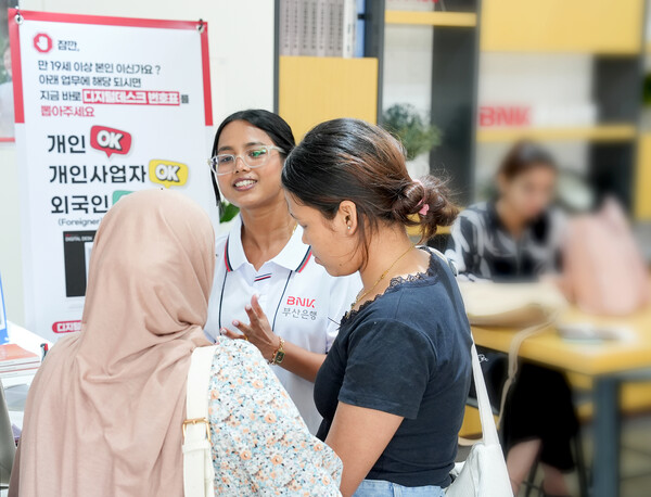 외국인 고객에게 업무를 설명중인 서포터즈. BNK부산은행 제공.