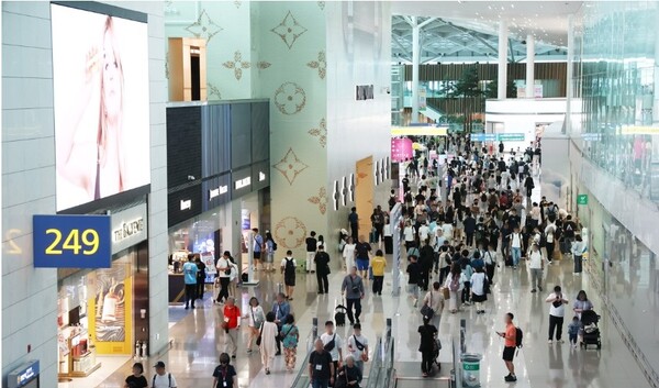 사진은 지난 1일 인천국제공항 2터미널 면세구역 모습. 연합뉴스 제공