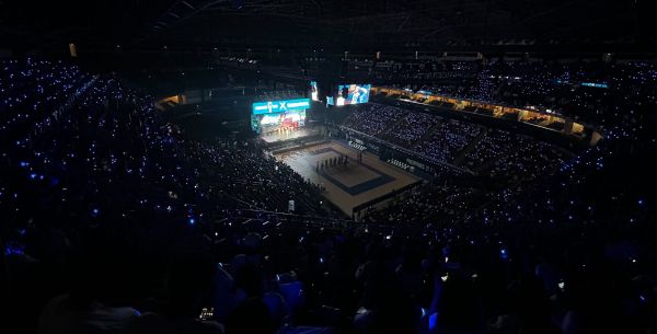 2025 세계남자배구선수권대회 개막식 현장의 관객석에서 빛나고 있는 하이브 응원밴드 불빛. 하이브 제공