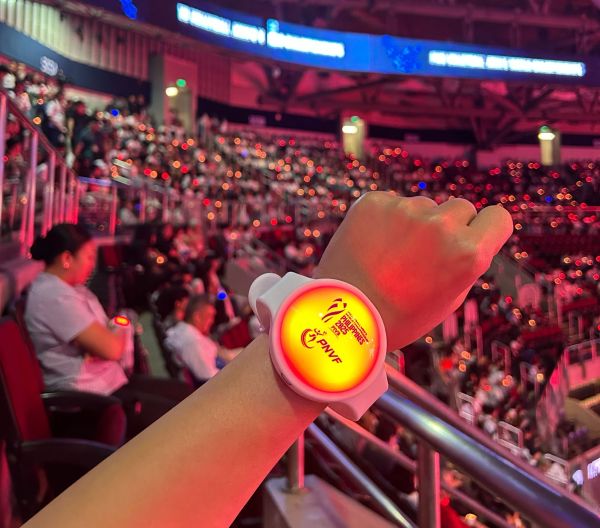 하이브가 2025 세계남자배구선수권대회 개막식에 공급한 자체 응원봉 기술을 탑재한 응원밴드 . 하이브 제공