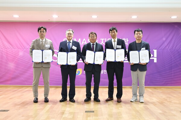 소상공인시장진흥공단은 12일 대전 본사에서 ‘SEMAS×지역대학 RISE협의체’ 업무협약을 체결 후 기념 촬영을 하고 있다. 왼쪽부터 부산외국어대학교 조재형 교수, 국립한밭대학교 우승한 교수, 소진공 박성효 이사장, 대구카톨릭대학교 윤협상 교수, 중앙대학교 김승일 학장. 소진공 제공.