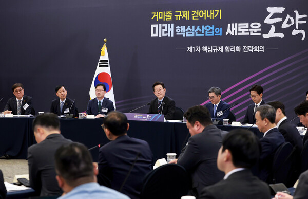 이재명 대통령이 15일 서울 성북구 한국과학기술연구원(KIST)에서 열린 제1차 핵심규제 합리화 전략회의에서 참석자의 발언을 듣고 있다. 연합뉴스. 