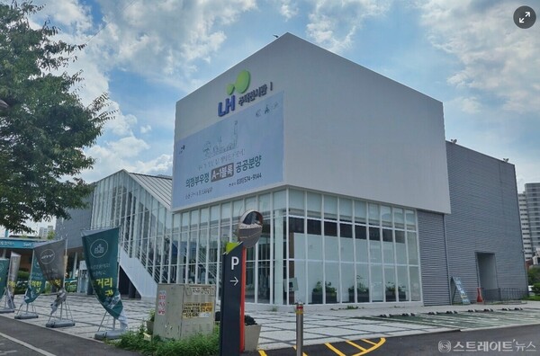 한국토지주택공사(LH)가 고분양가 후유증에 미분양 늪에 빠진 경기도 의정부시에서 4년 8개월 만에 공공분양에 나선 ‘녹양동 우정지구 A-1블록’의 견본주택. 김태현 기자