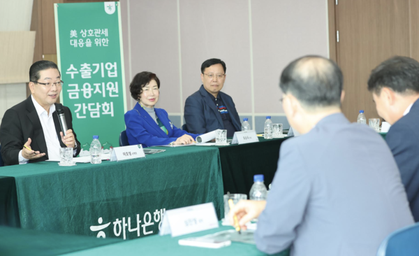 이호성 하나은행장(사진 뒷줄 왼쪽에서 첫번째)이 수출기업 기업인들에게 신속한 금융지원을 약속했다. 하나은행 제공.