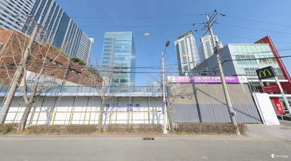 ㈜대성문과 리즈건설, 이채건설이 부산광역시 동구 범일동 828-9번지(구. 부산상록회관 부지)에 공급하는 ‘퀸즈이즈카운티’의 건설현장 주출입구(2023년 2월). 청약홈은 17일 특별공급을 시작으로 이 단지 청약 일정을 시작한다. 카카오맵/국토지리원