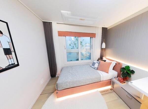 ㈜대성문과 리즈건설, 이채건설이 부산광역시 동구 범일동 828-9번지(구. 부산상록회관 부지)에 공급하는 ‘퀸즈이즈카운티’의 침실. 청약홈은 17일 특별공급을 시작으로 이 단지 청약 일정을 시작한다. ㈜대성문/리즈건설/이채건설