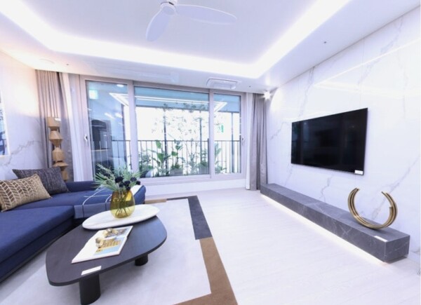 ㈜대성문과 리즈건설, 이채건설이 부산광역시 동구 범일동 828-9번지(구. 부산상록회관 부지)에 공급하는 ‘퀸즈이즈카운티’의 거실. 청약홈은 17일 특별공급을 시작으로 이 단지 청약 일정을 시작한다. ㈜대성문/리즈건설/이채건설