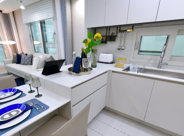 ㈜대성문과 리즈건설, 이채건설이 부산광역시 동구 범일동 828-9번지(구. 부산상록회관 부지)에 공급하는 ‘퀸즈이즈카운티’의 주방. 청약홈은 17일 특별공급을 시작으로 이 단지 청약 일정을 시작한다. ㈜대성문/리즈건설/이채건설